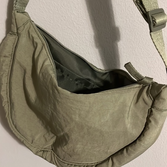 Super cute khaki army green crossbody bag! 2 inside pockets - Picture 1 of 2